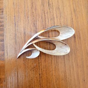 Vintage 1950s 1960s Crown Trifari Leaves Loop Swirl Brushed Gold Tone Brooch Pin